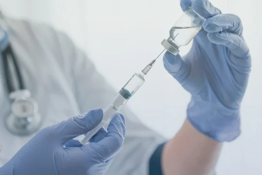 Врач наполняет шприц