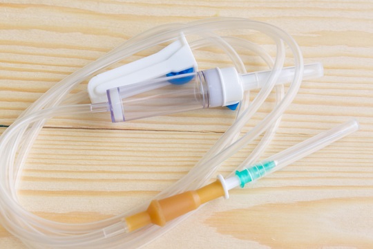 Элементы системы для медицинской капельницы на столе